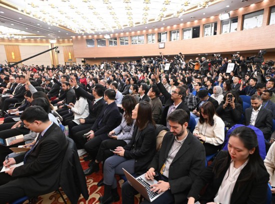王毅答中外记者，展现中国外交风采