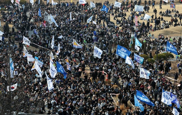 尹锡悦获释第二天，韩国大批民众集会——民众的力量与社会情绪的共鸣