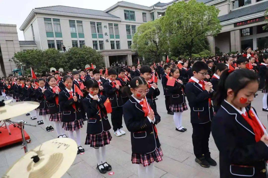 58岁大爷回应开小米SU7 Ultra引围观