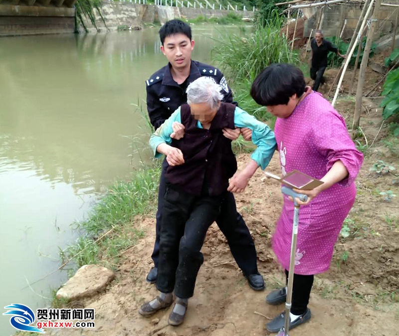 英勇无畏！老人跳河救起150斤重小伙