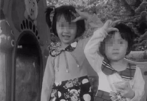 俩女孩蹲街边涂抹，携手清除代孕阴霾——关于社会伦理与道德责任的探讨