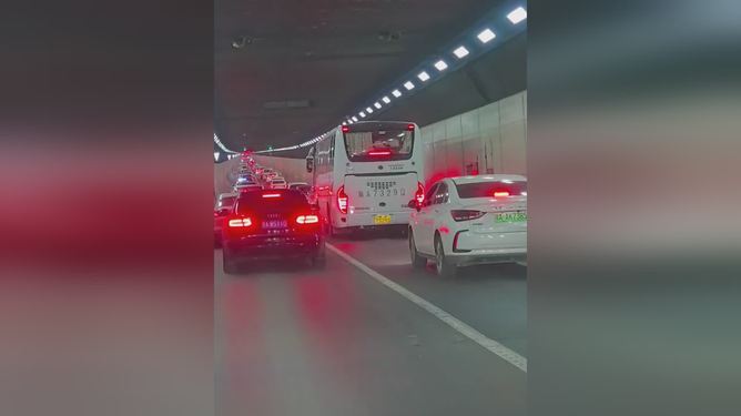 旅游大巴闯入长江隧道，交警迅速处置——一场紧急救援的纪实