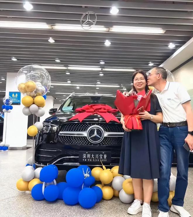 谢浩男重玩被拐前坐过的摇摇车，回忆与再体验之旅