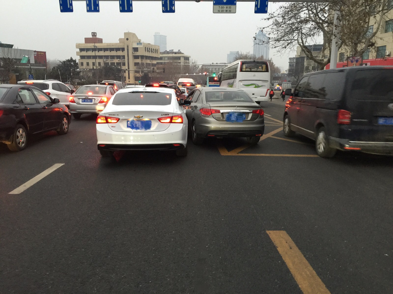 前车不让道，后车直接挤——城市道路的摩擦与挑战