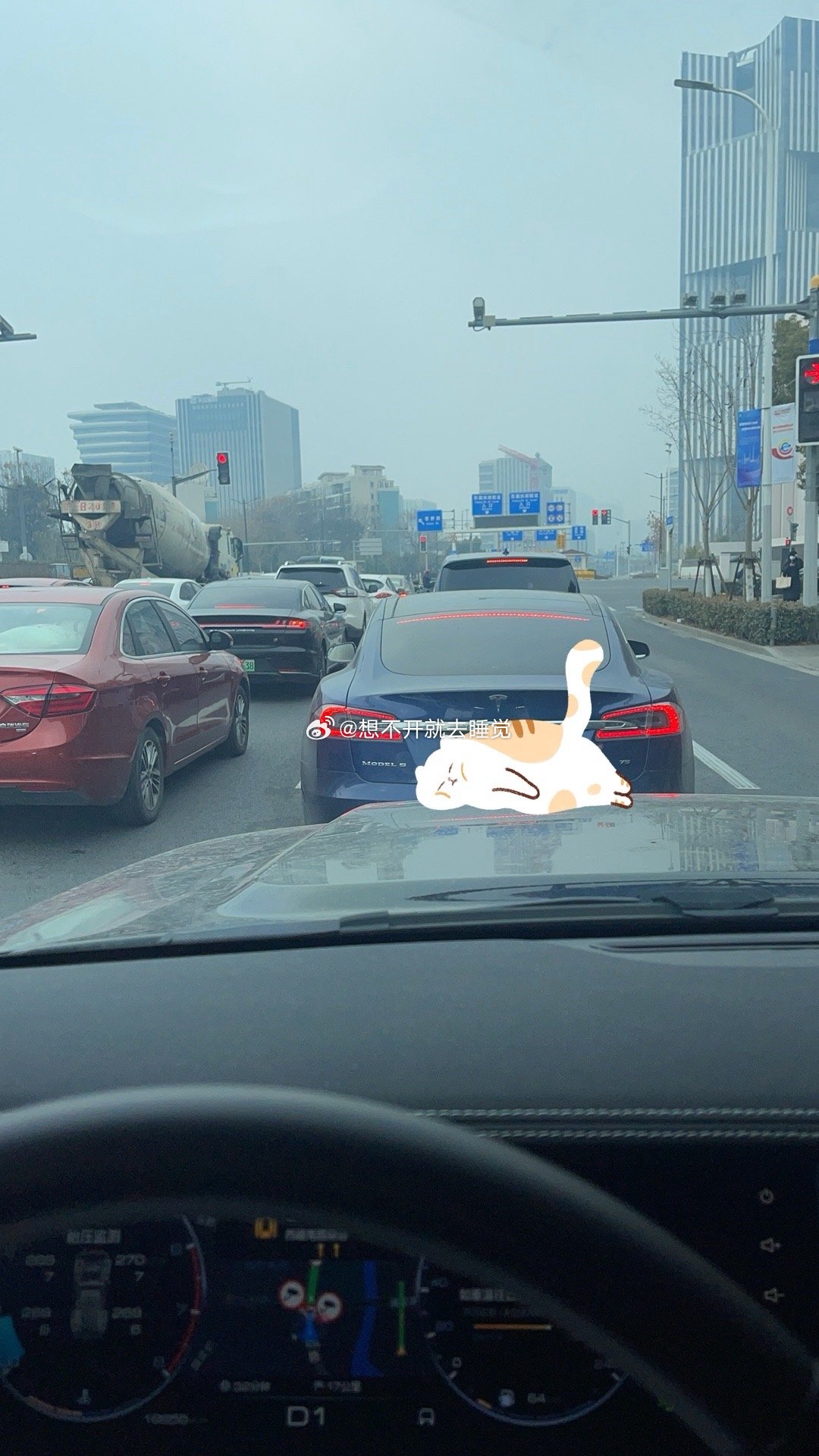 特斯拉遇上堵车，智能出行的新挑战与机遇
