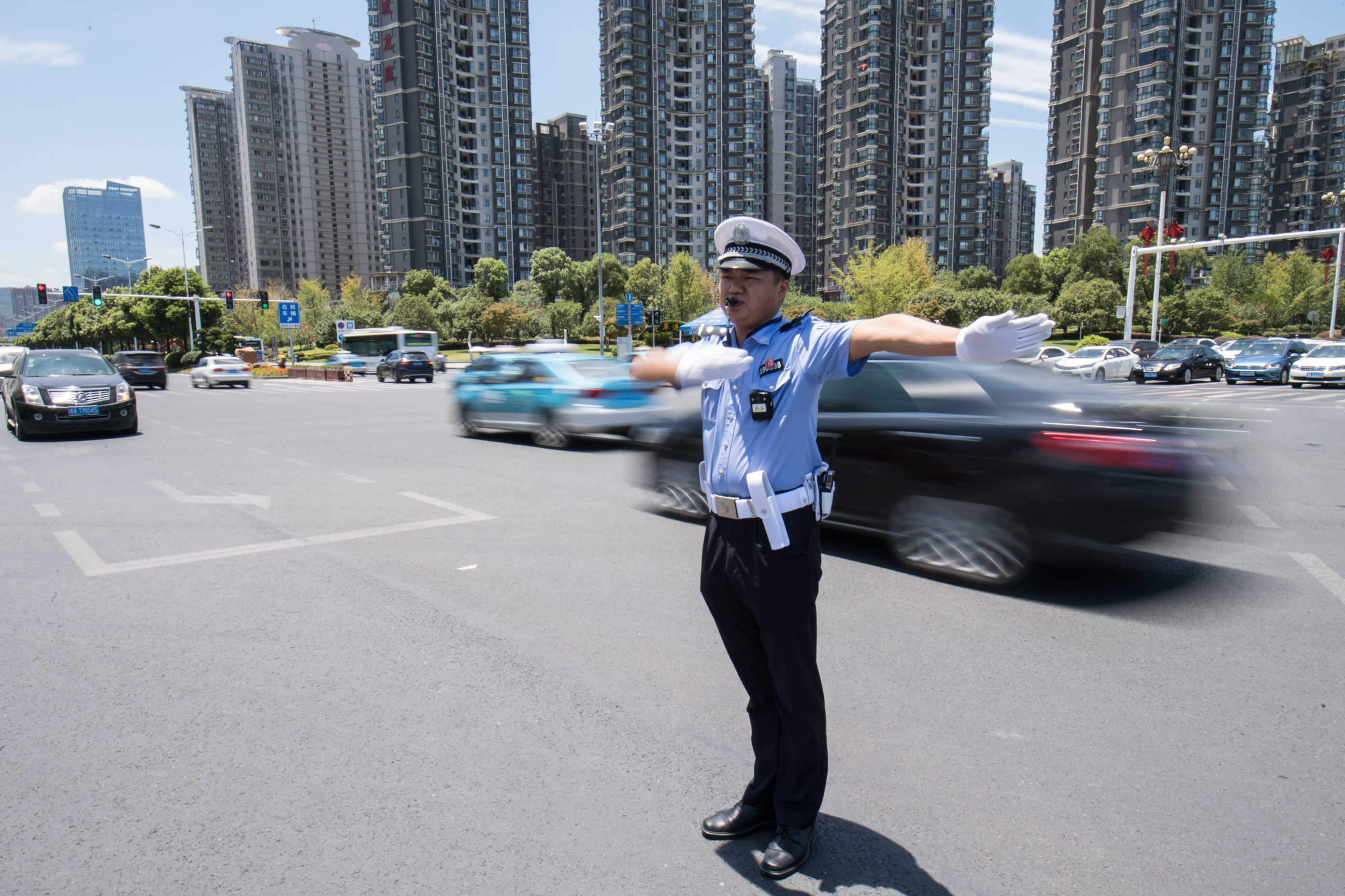 长沙街头现迷你交警，微观下的城市安全与温暖守护
