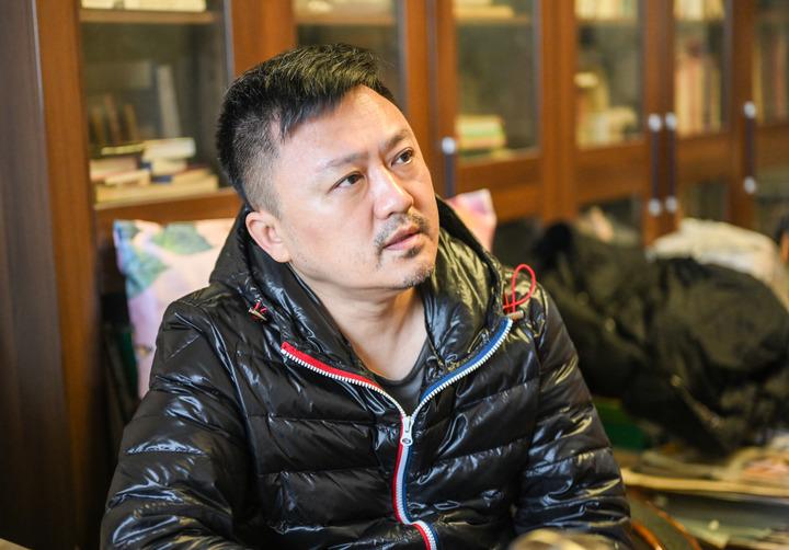 剧组负责人揭秘，粉丝疑送张颂文白花背后的故事
