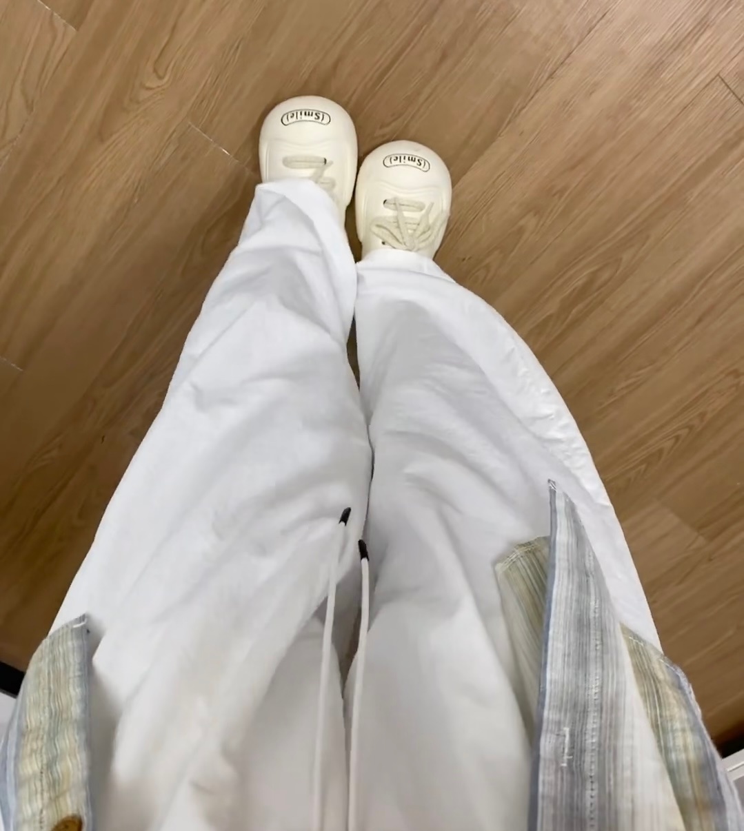 女生穿上弯刀裤后绷不住了视频