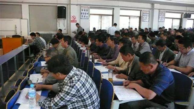 建议为低收入者发放现金援助，现实需求与长远考量