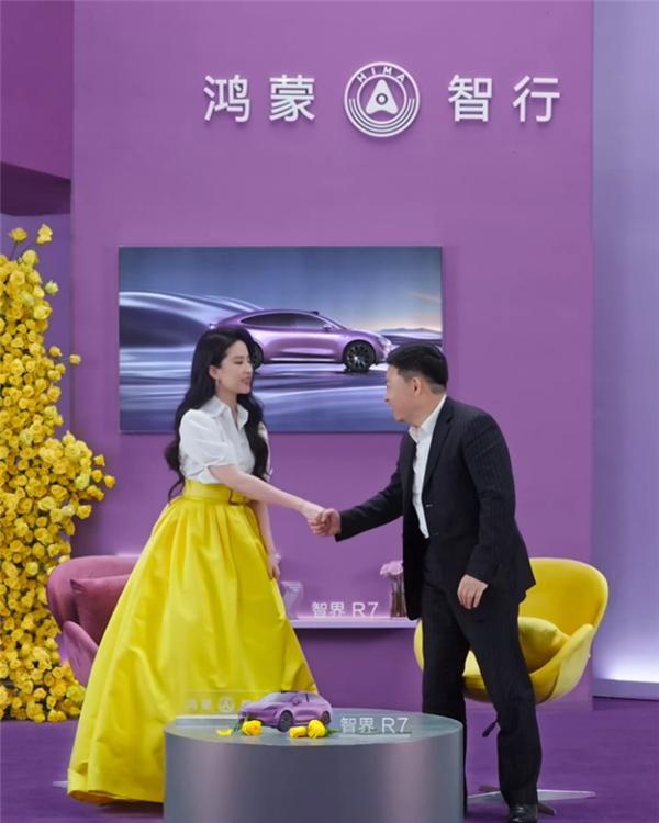 刘亦菲与余承东罕见同框直播，跨界合作引爆话题热潮