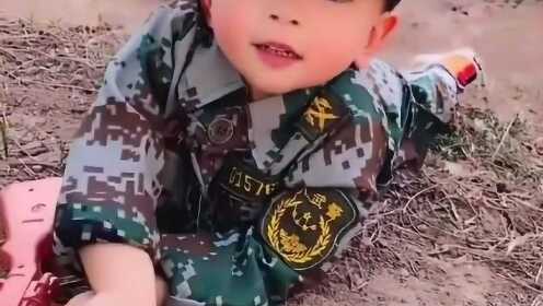 幼儿园小姑娘的甜蜜呼唤，兵哥哥害羞了