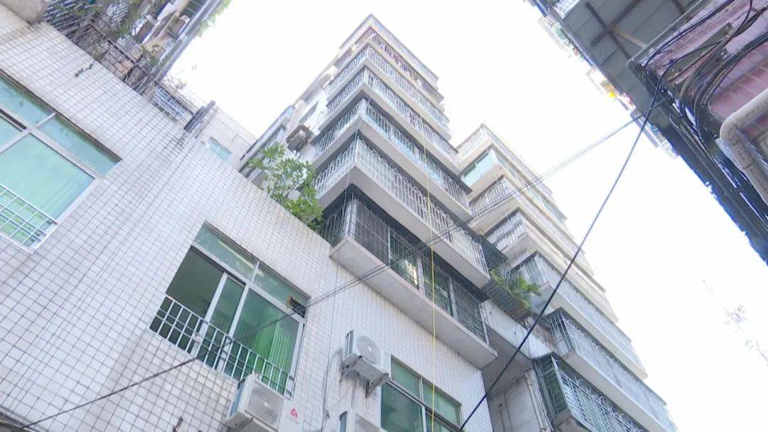 小区电梯惊魂记，电梯突发故障从28楼坠至14楼