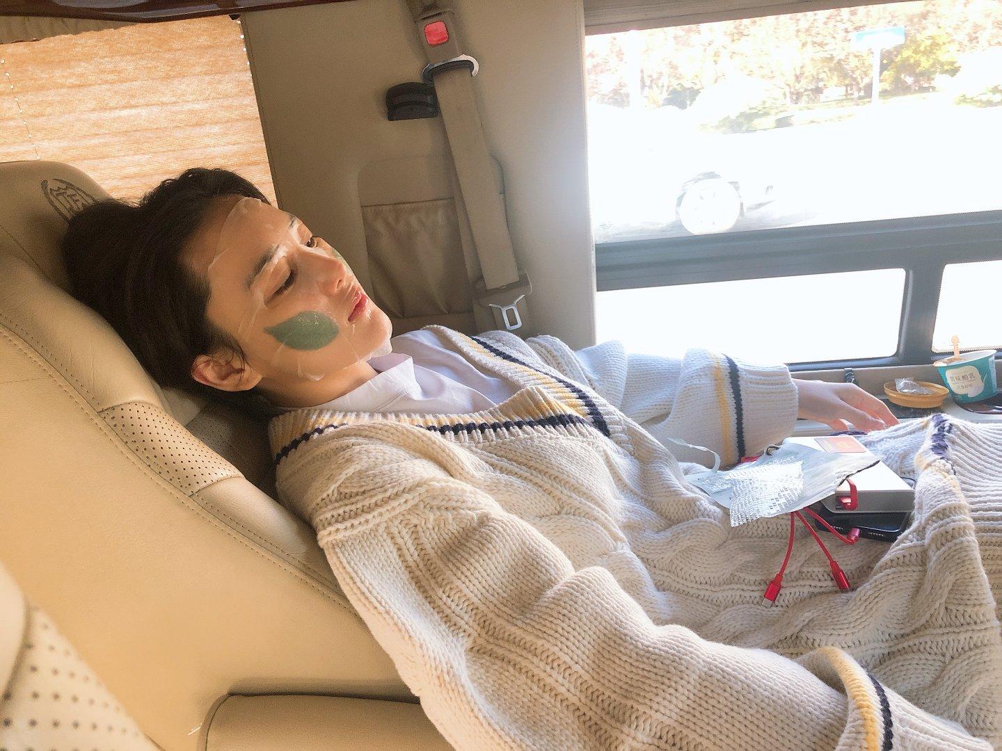 男子高铁上脱鞋还打劝阻者被行拘