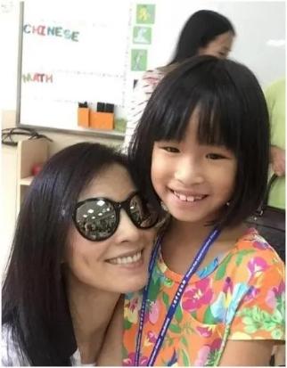张庭女儿回应被说丑，自信闪耀网络时代