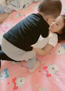 弟弟和亲姐姐的视频播放，一段特殊的情感纽带