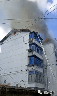 沈阳一建筑突发火灾，楼顶多人被困——紧急救援与反思