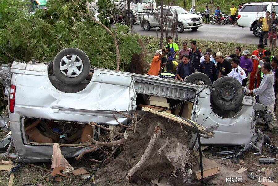 母亲遇车祸身亡，儿子的悲痛举动背后的故事