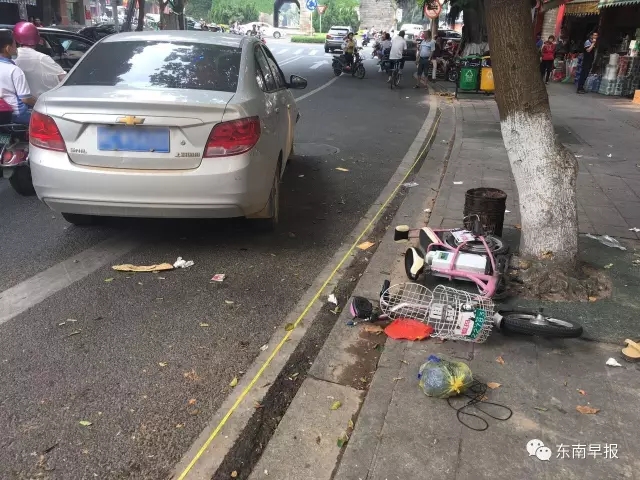 母亲遇车祸身亡，儿子的悲痛瞬间一个举动令警方动容