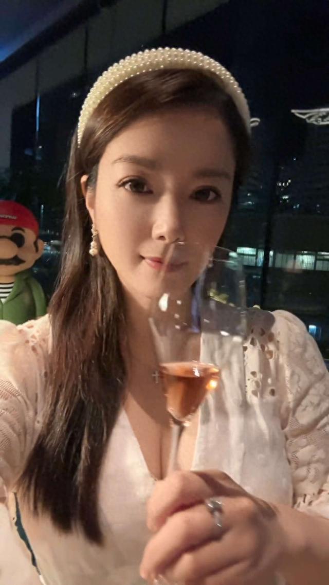 苟芸慧近照，时光中的优雅女神