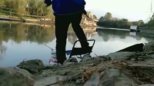 钓鱼晒成炭黑大爷走红后朋友发声