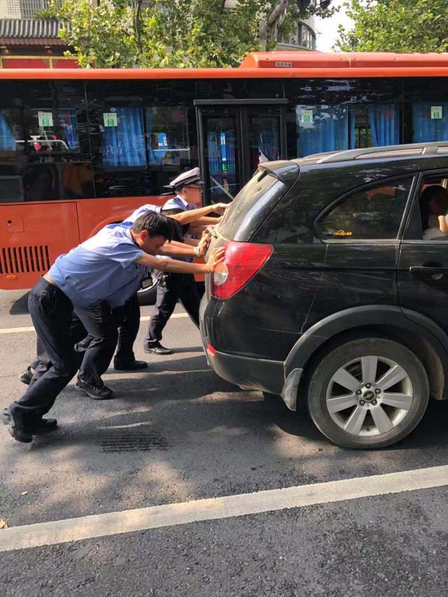 交警帮忙推故障车，暖心之举，传递正能量