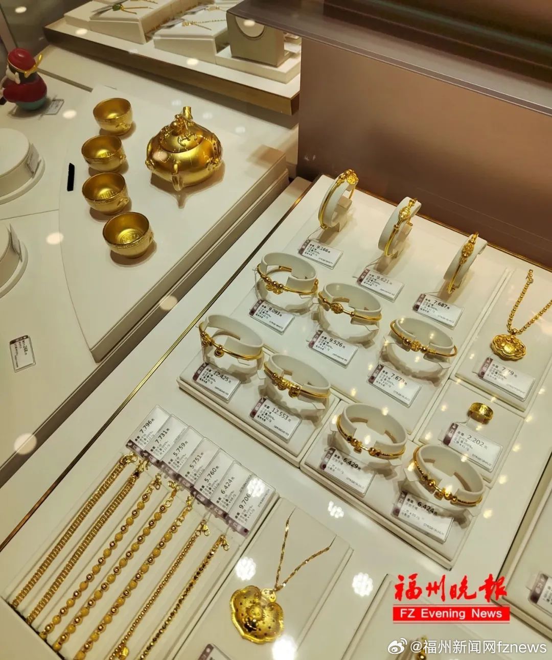 实探金饰柜台，标价猛涨折扣猛增