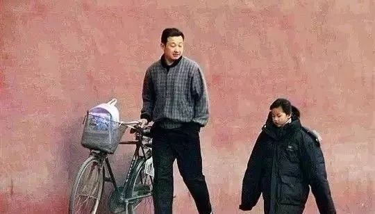 父女重逢的深情时刻，相拥哭成泪人