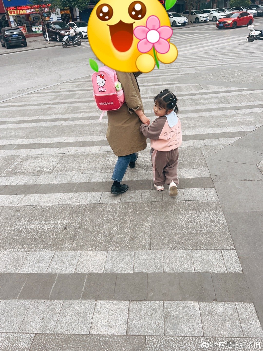 妈妈接5岁女儿放学的小日常与深情