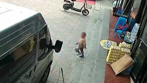 男孩被跑步机逼着跑一个多小时，挑战极限还是爱的压力？