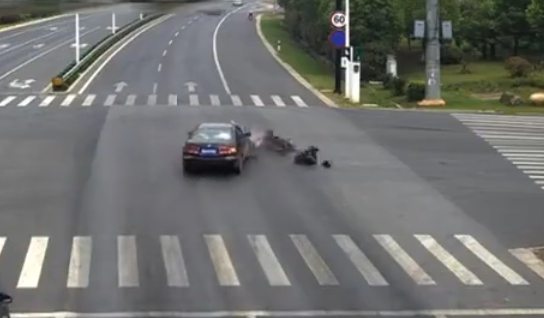 男子骑车闯红灯遭遇面包车甩尾撞倒事件分析