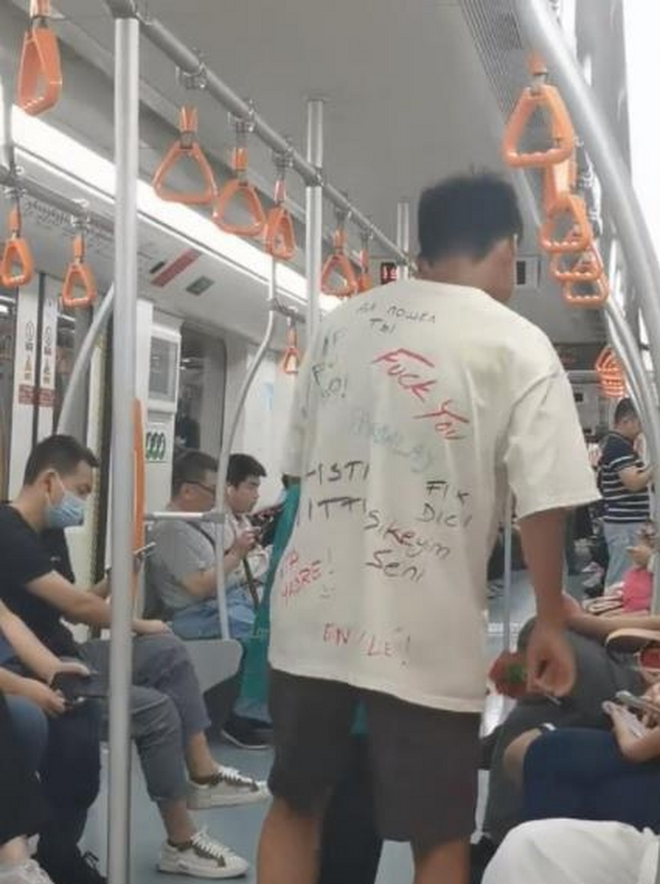 地铁遭遇辱骂事件，衣服脏乘客家属发声背后的故事
