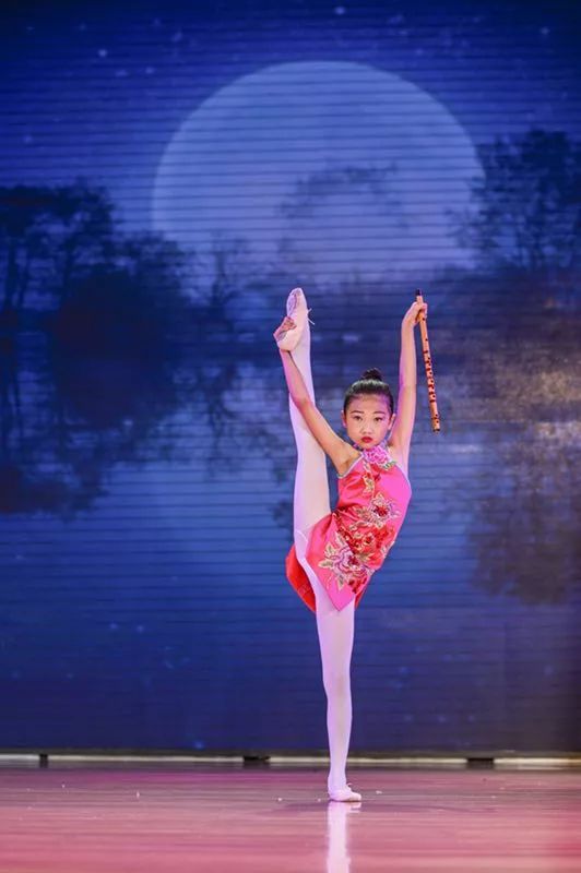 太原一美人鱼表演者表演时疑溺水事件深度解析