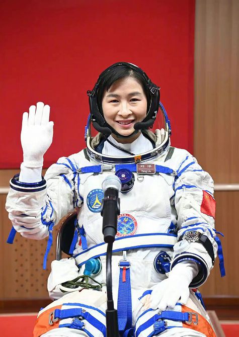 神二十发射时航天员母亲抹泪不敢看