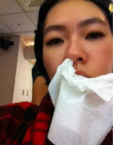 女子将鼻涕纸塞进餐馆辣椒油瓶，引发社会热议