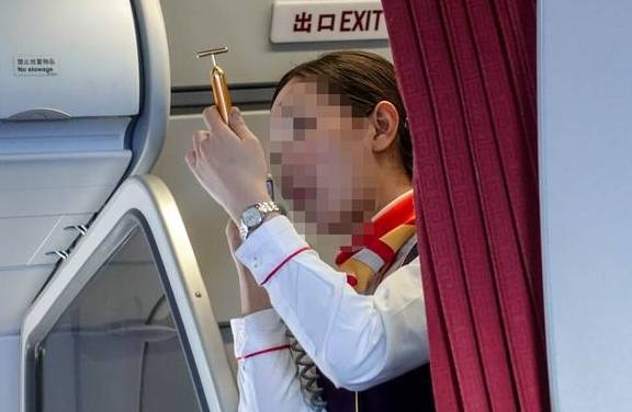 空姐飞机上卖刮刮乐，航空娱乐新风尚