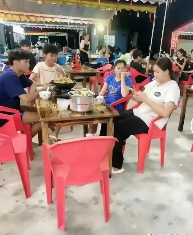 全红婵在观众席化身秩序管理员——赛场之外的小小守护者