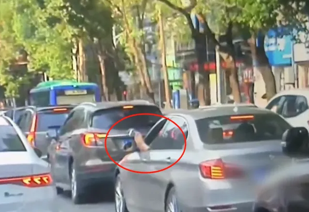司机把脚伸窗外开车，安全驾驶需警醒