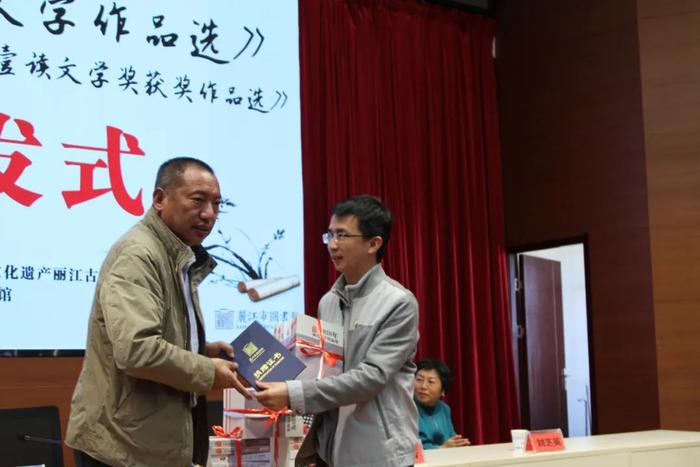 漓江文学奖得主深情哽咽回忆过世女友