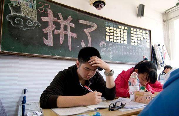 高考考场上考生撕他人试卷的行为及其后果