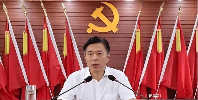 主持警示大会1天后县委书记落马，权力与责任的警示钟敲响