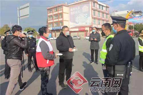 “云南公安出手打退伍军人”系谣言云南公安坚决打击退伍军人谣言，维护社会公正与和谐