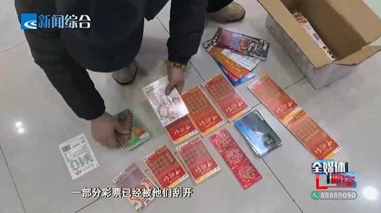 男子抢走60张刮刮乐 刮20张中410元男子疯狂抢购60张刮刮乐，刮奖结果令人惊喜，刮出大奖价值高达千元！