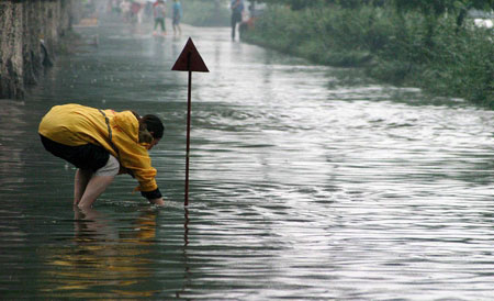 河南许昌暴雨破纪录：行车如行船河南许昌暴雨破纪录，行车如行船