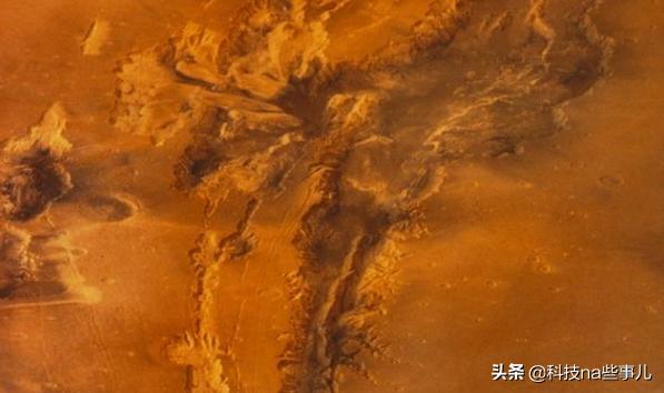 发现火星生命迹象关于在火星上发现生命迹象的说法，一直备受关注。尽管目前还没有确凿的证据证明火星上存在生命，但是科学家们已经在不断探索和研究火星，以期找到相关的迹象。