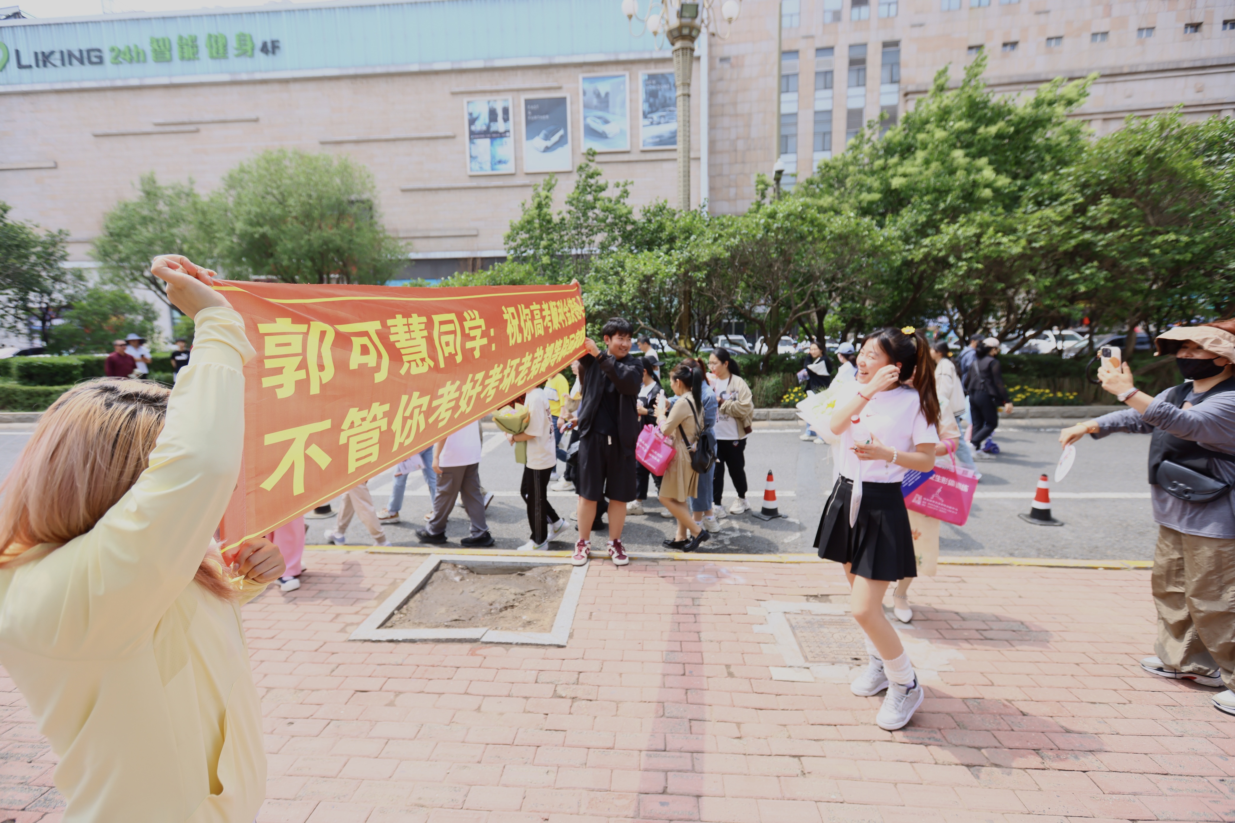 高考第2科结束，中年考生独自走出考场
