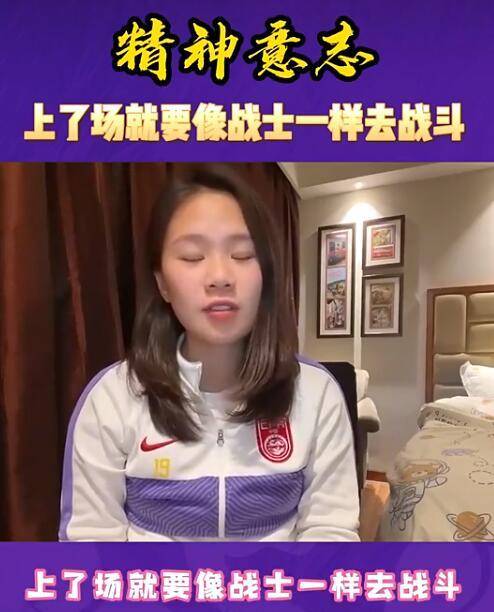 球迷唱响歌唱祖国，为国足接机燃情时刻