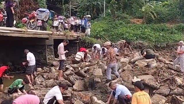 深圳一河道惊现大量成扎钞票，引发社会热议