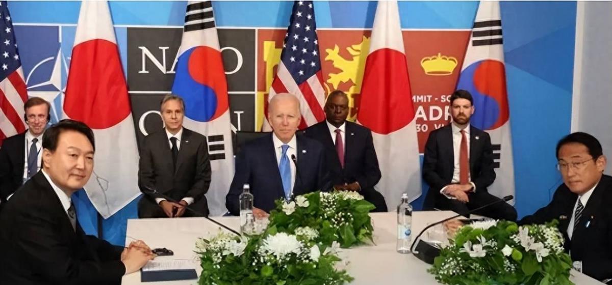 解放军在南海组织海空联合巡航的震撼瞬间