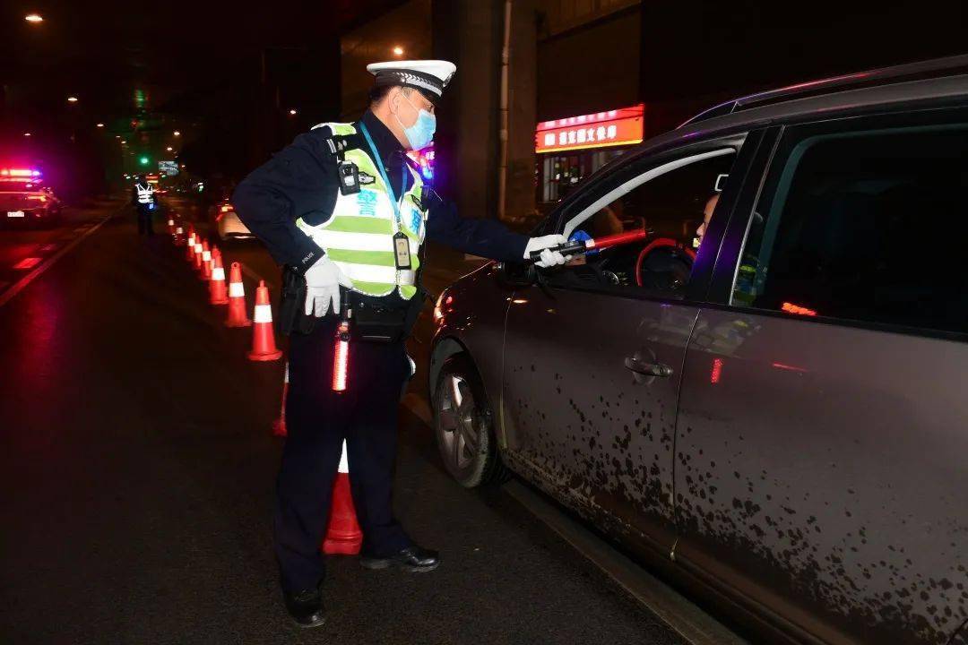 关于女子被查酒驾声称‘人大代表可以喝酒’事件的分析